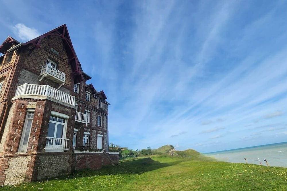 Apartment with superb sea and land views 1