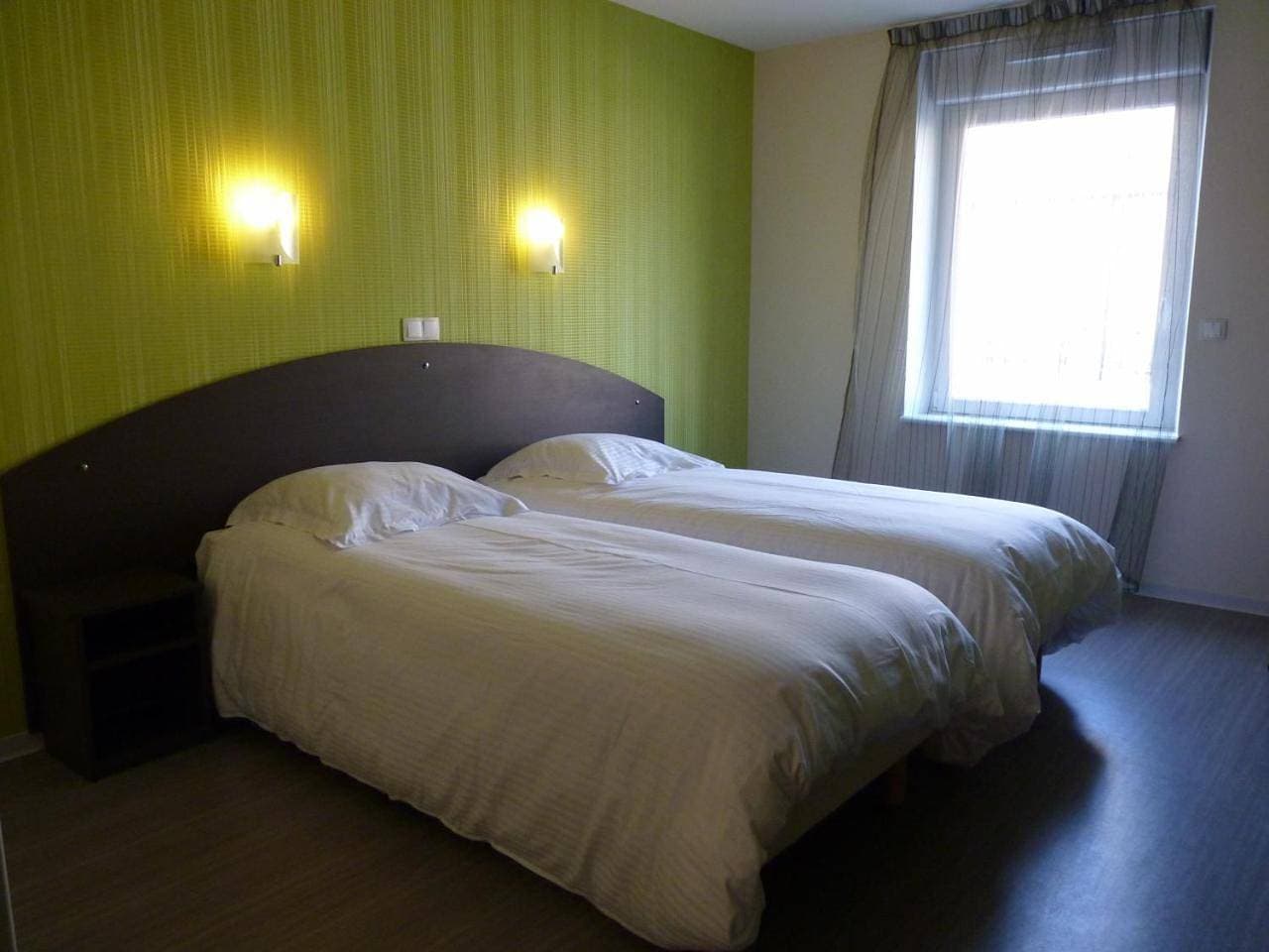 Foto 8 von 9: Twin Room with Shower - Disability Access