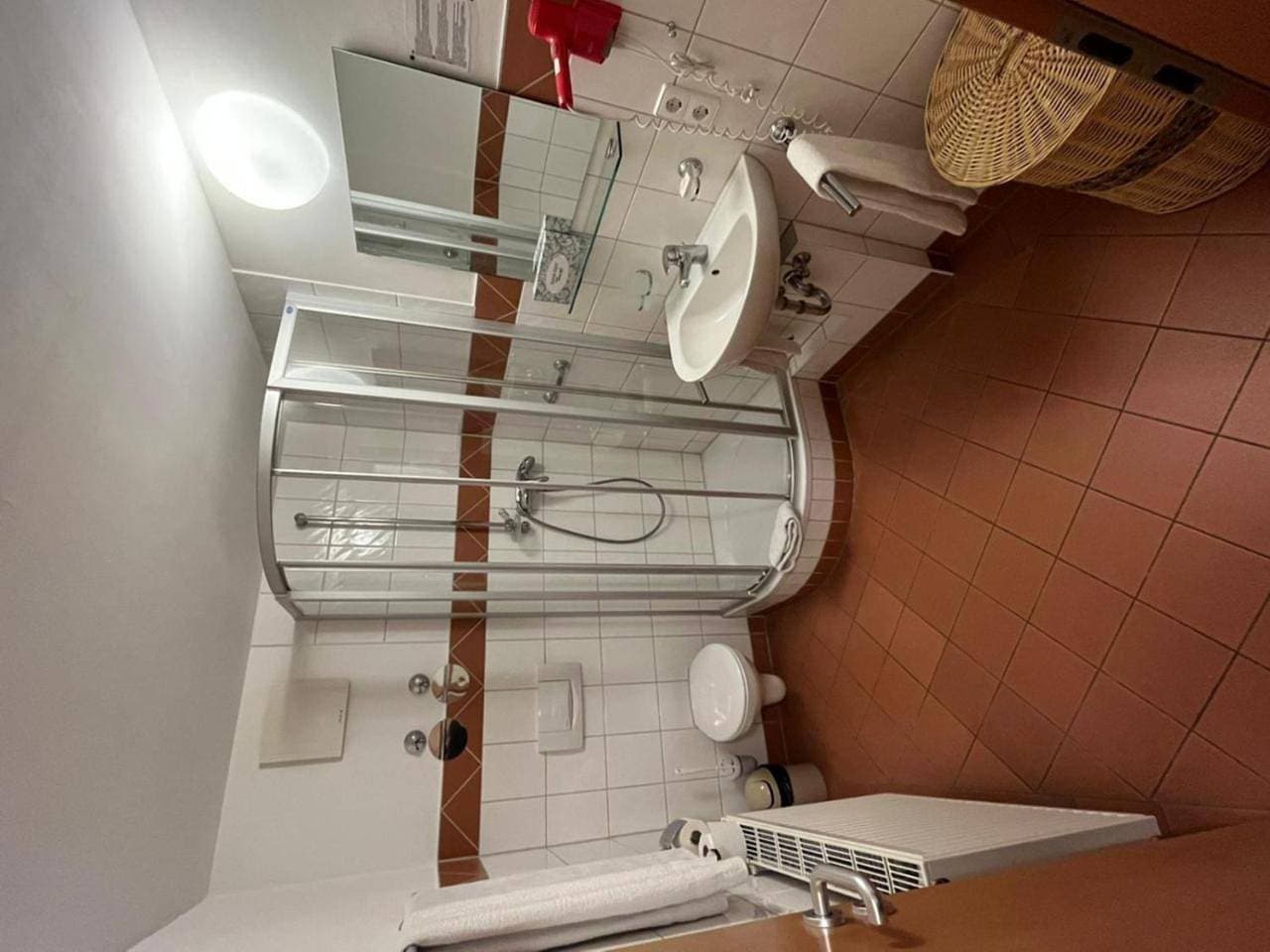 Foto 6 von 17: Family Room with Private Bathroom