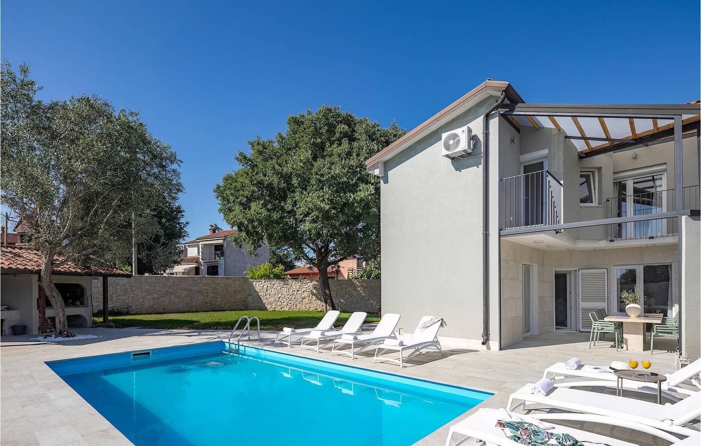 Foto 2 von 37: Geräumige 2-Zimmer-Wohnung mit Pool, WLAN und Parkplatz in der Nähe von Brtonigla