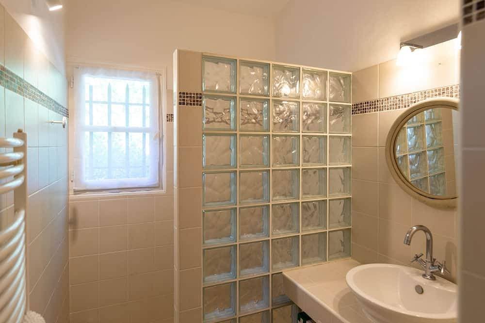 Foto 7 von 30: Cosy cottage near Roussillion, air-conditioned, 14m heated pool,  large grounds.