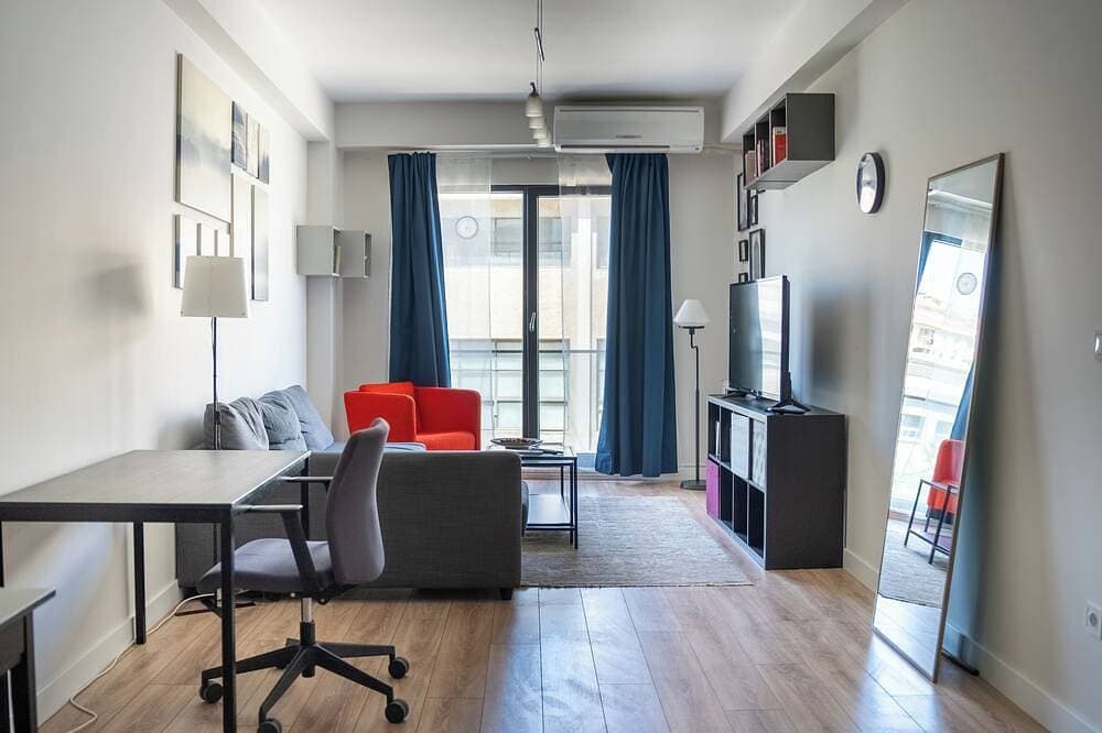 Spacious 3-bedroom apartment with WiFi, AC in charming Istanbul 1
