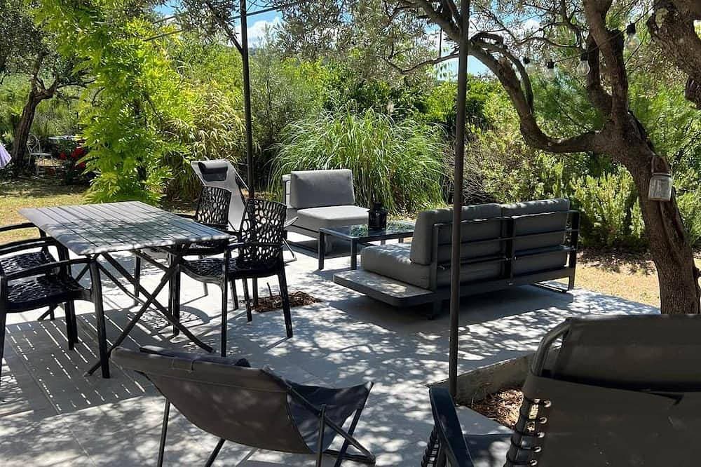 Foto 13 von 16: Private Apartment in a Villa with a Pool