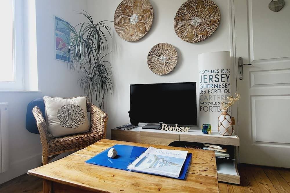 Two-room apartment facing Carteret harbor 1