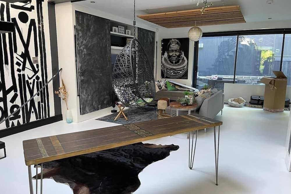 Artsy Retreat - Sleeps 4, Free Parking & Balcony 1