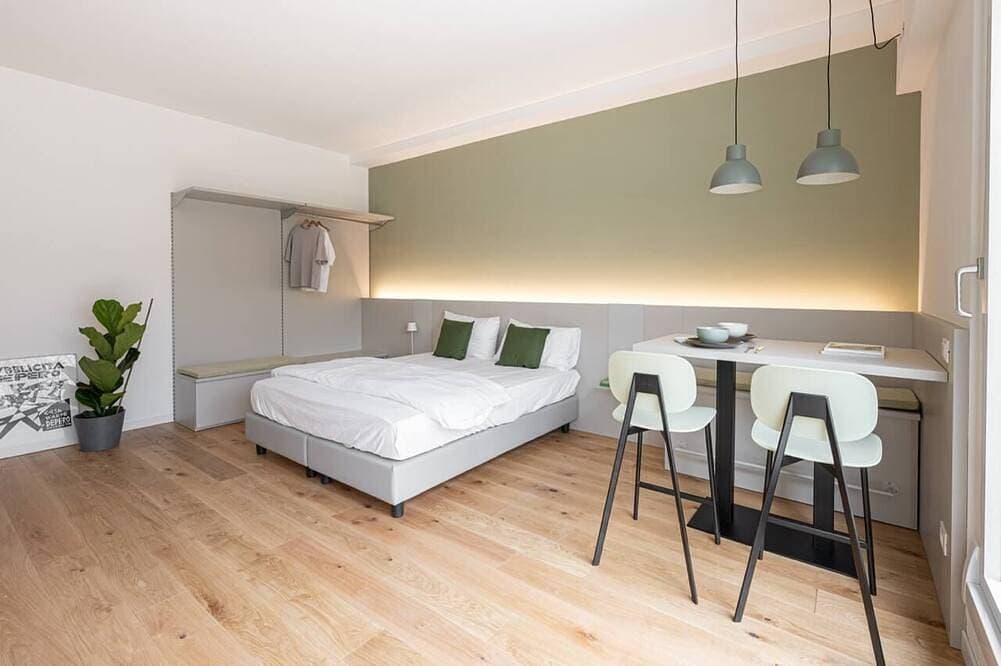 Foto 11 von 30: Doppelzimmer-Komfort-Ensuite mit Dusche-Strassenblick