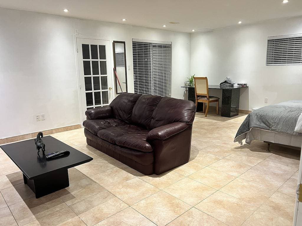 Foto 10 von 12: Spacious Basement in Montreal