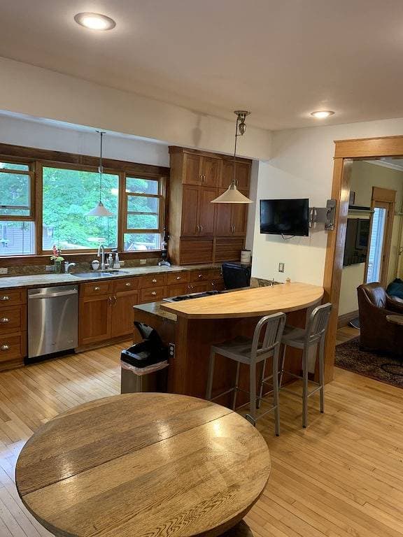 Foto 8 von 26: Four Square Marquette- Centrally located w porch, patio, sauna, fire pit