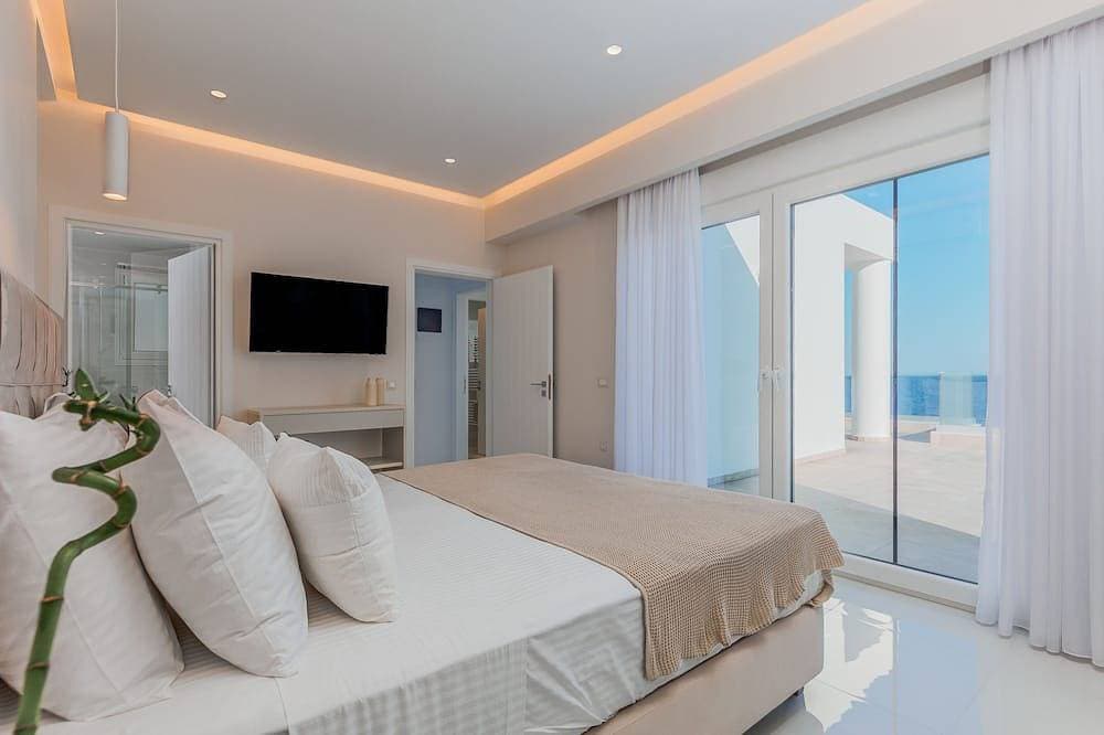 Foto 6 von 30: Seafront brand new luxury villa, heating pool -ideal for families, free transfer