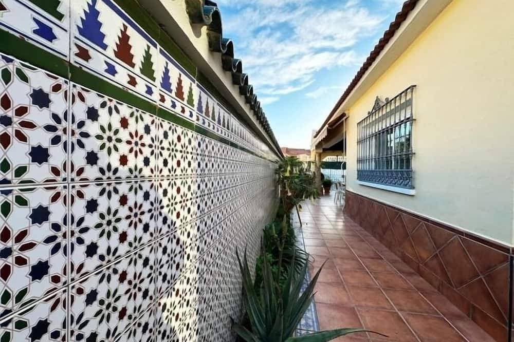 Foto 11 von 30: 3-Bedroom Villa with Garden, BBQ and Pool, 350 m from the Beach
