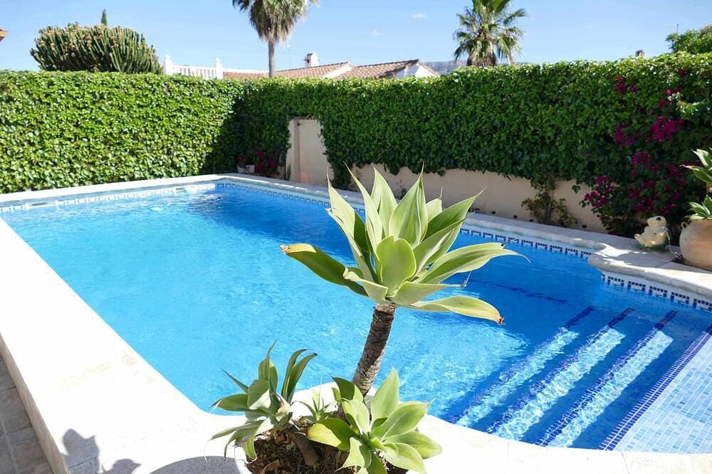 Lovely detached house with all comforts, swimming pool and not overlooked! 1