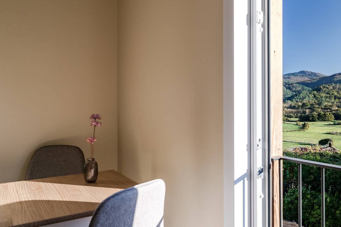 Foto 5 von 17: Zimmer 'Avó Custódia - Quarto' mit Bergblick, WLAN und Klimaanlage