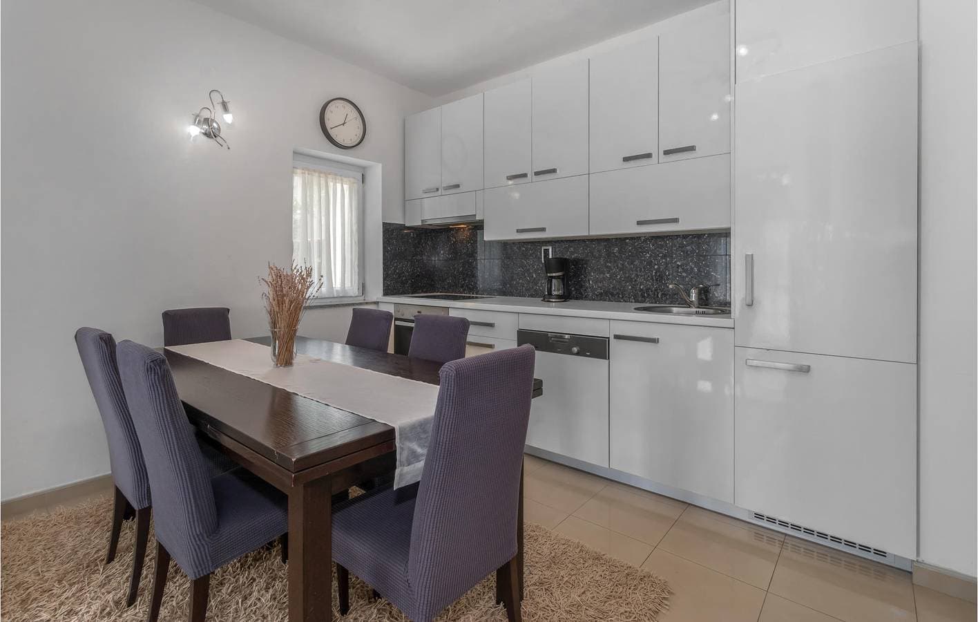 Foto 5 von 49: Gemütliche 2-Zimmer-Wohnung mit Terrasse, 100 m von der Küste in Novi Vinodolski entfernt