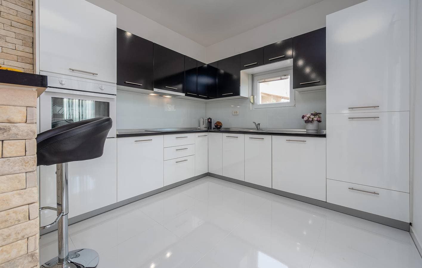 Foto 7 von 33: Nur 2,5 km von der Küste entfernt – gemütliche Ferienwohnung mit Pool und Terrasse
