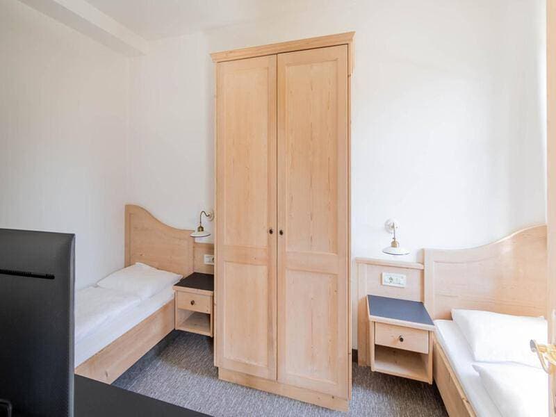 Foto 5 von 9: Budget Double Room North – Street Side