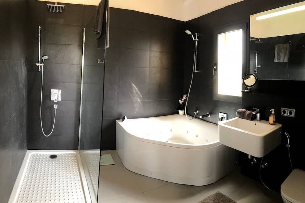 Foto 7 von 30: Exklusive Villa mit beheiztem Pool, Whirlpool und Außenküche