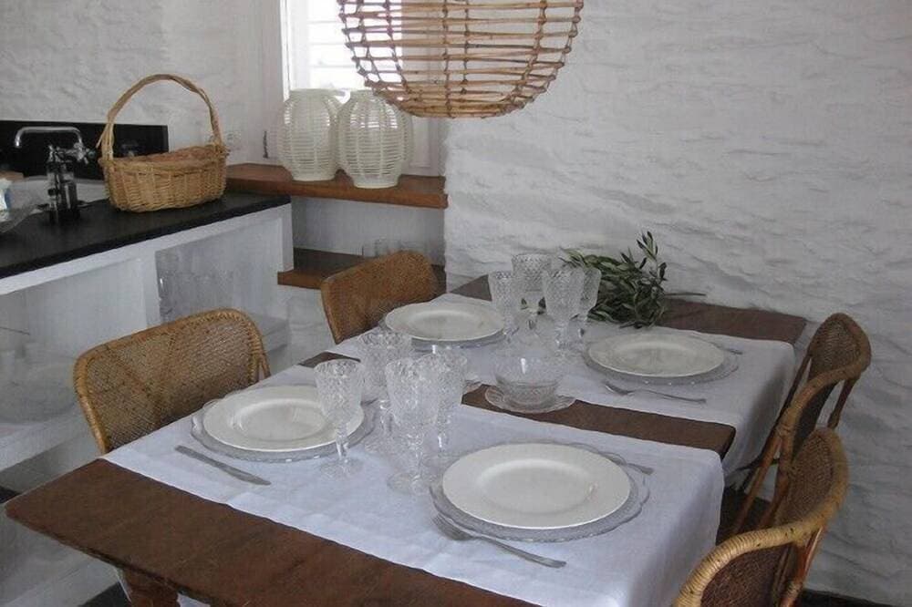 Foto 11 von 30: Haus mit Blick auf das Meer, Garten, Pool, private Garage centr0 von Cadaques,