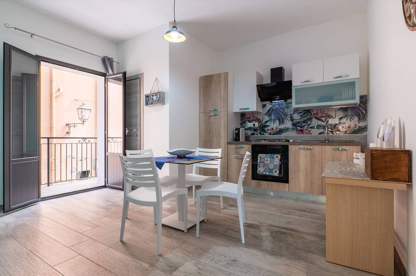 Foto 2 von 23: Zimmer 'Perla Marina – Cattedrale di Sale' mit Balkon, WLAN, Klimaanlage und Gemeinschaftsküche