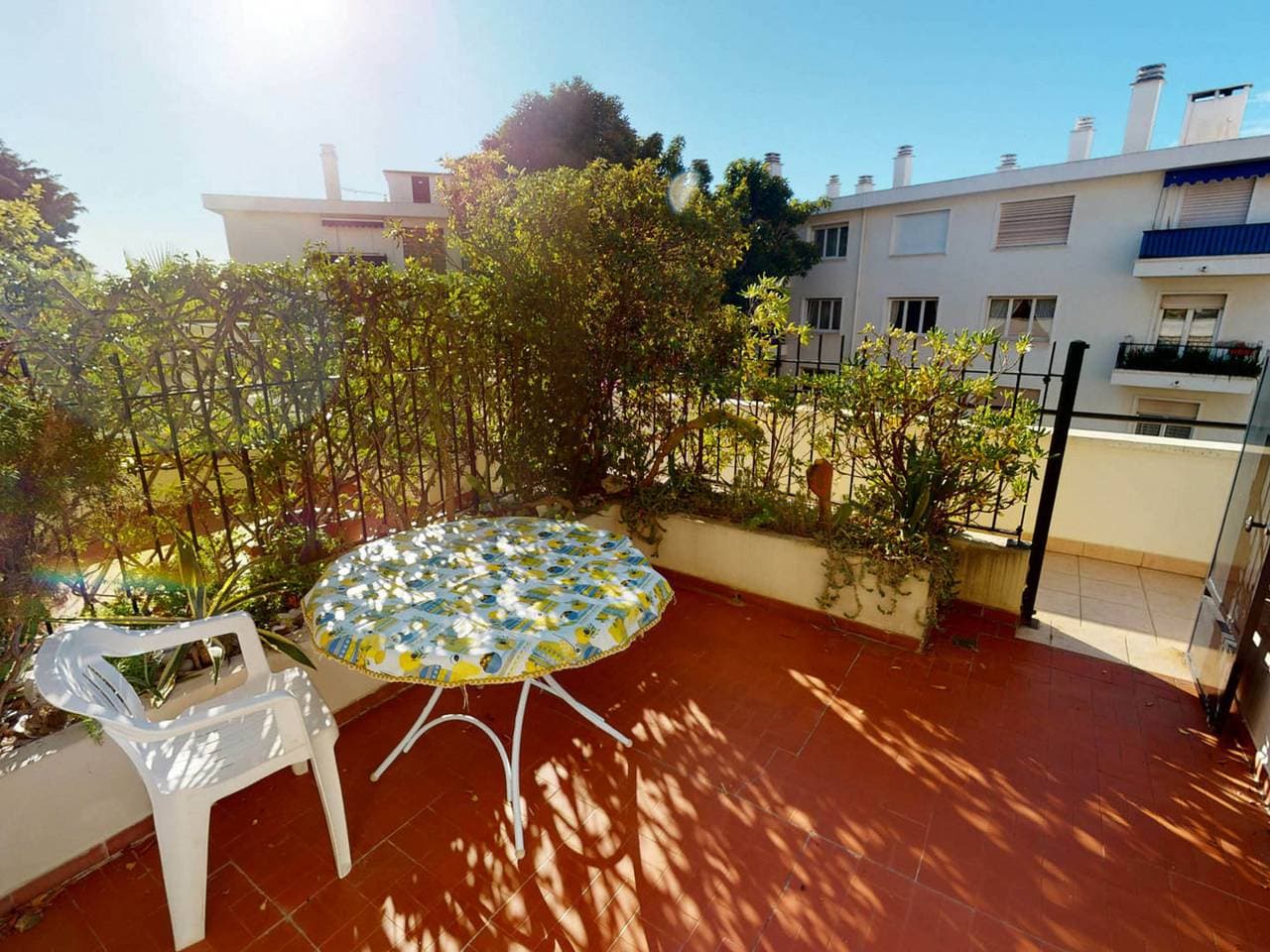 Helles Studio mit großer Terrasse und privater Garage 1