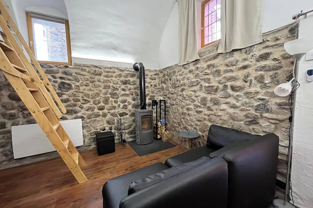 Charnant Village center apartment with courtyard 1