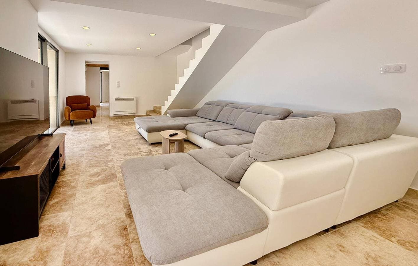 Foto 3 von 22: Gemütliche Wohnung mit Pool, Terrasse & WiFi