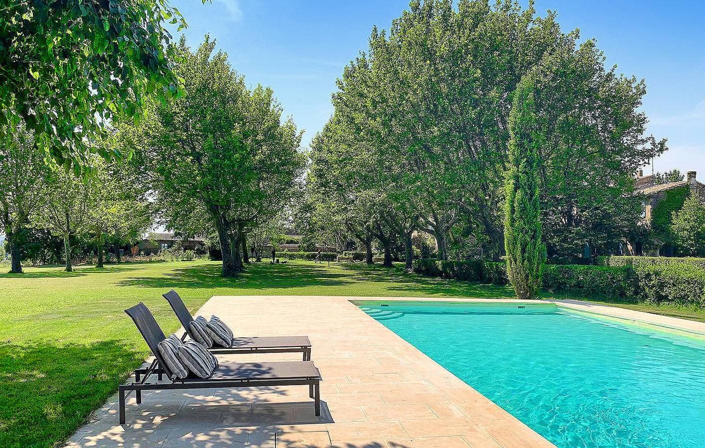 Foto 3 von 47: 500sqft Wohnung mit Garten, Pool, Parkplatz & Internet