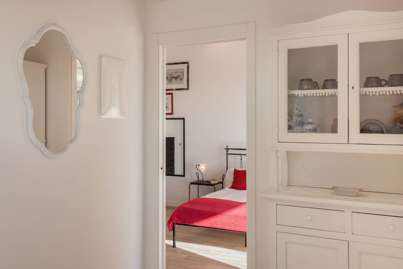Foto 11 von 20: White Apartment with Terrace and Lake View