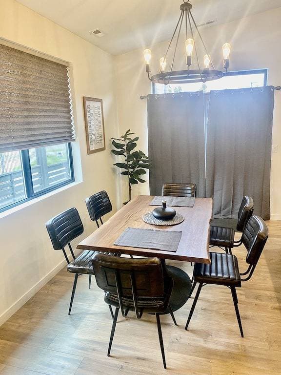 Foto 11 von 16: Clean, Comfortable, and Modern Cda Retreat inside Gated Community.