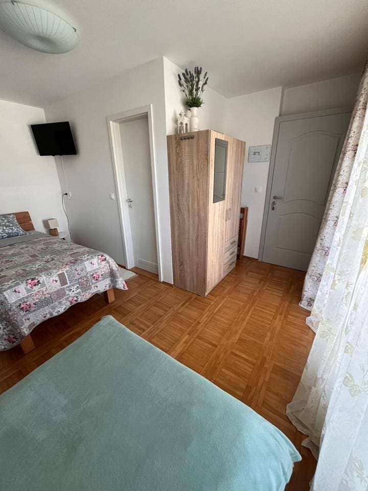 Foto 8 von 16: Twin Room with Private Bathroom