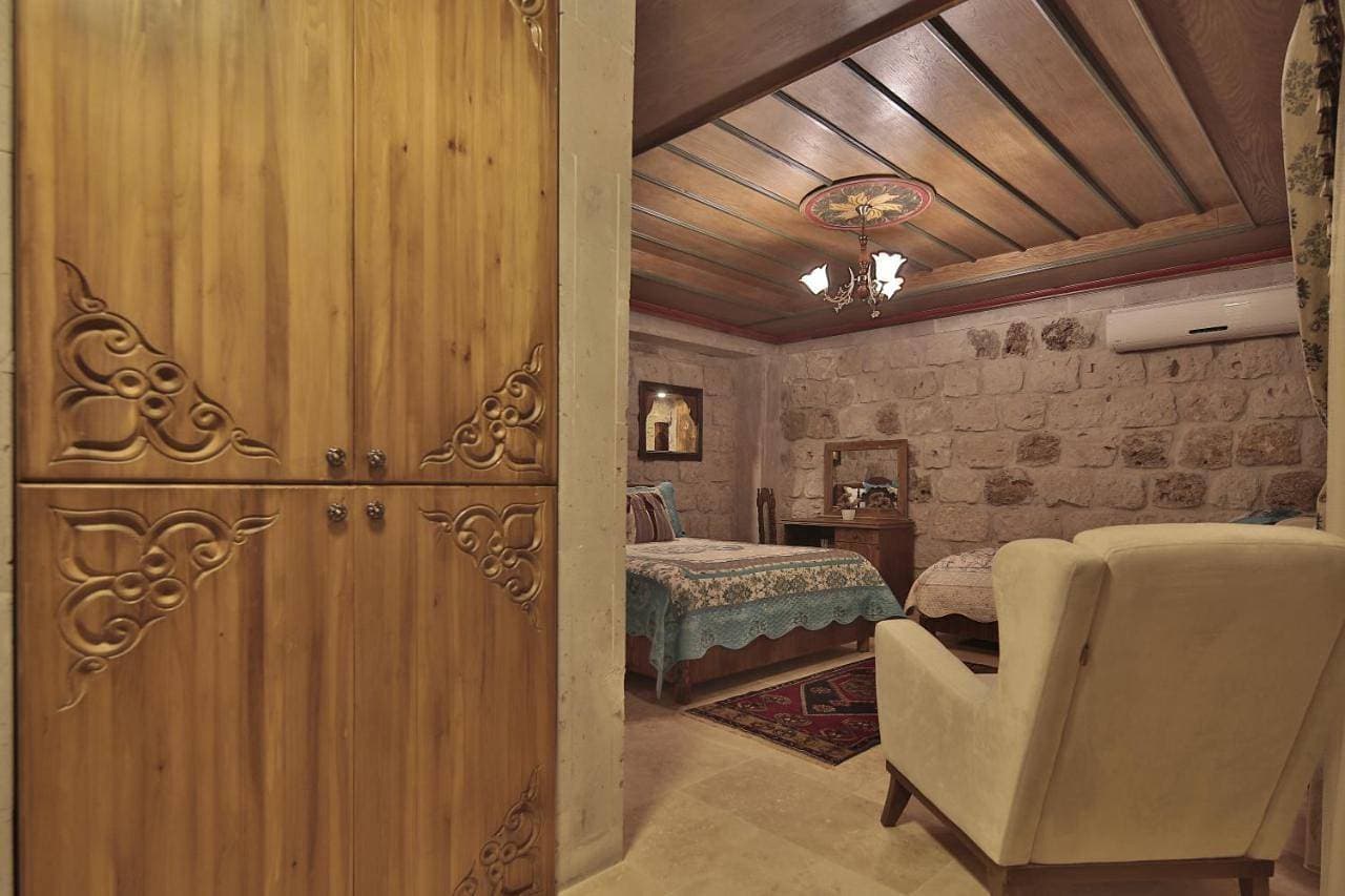 Foto 12 von 16: Deluxe Triple Stone Room with Courtyard View