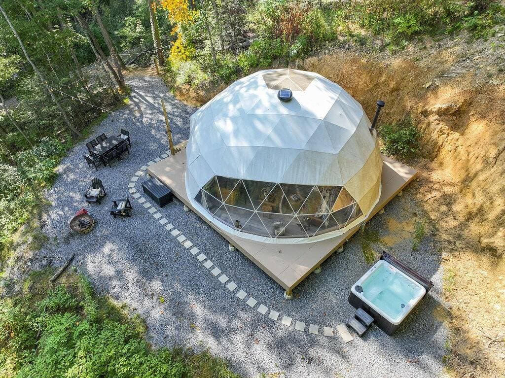 Foto 10 von 49: ➡️🛣️ Further up the Road Large Glamping Dome with Hot Tub, Fire Pit and Grill