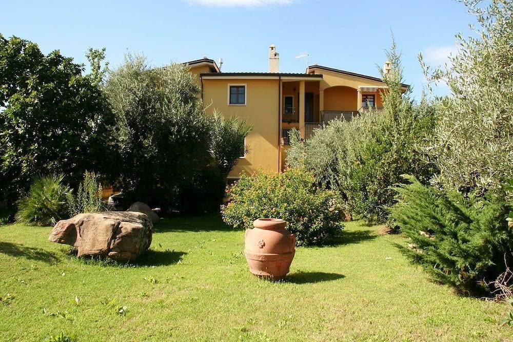 Ferienwohnung in villa mit Garten bis 5 Minuten vom Sandstrand 1