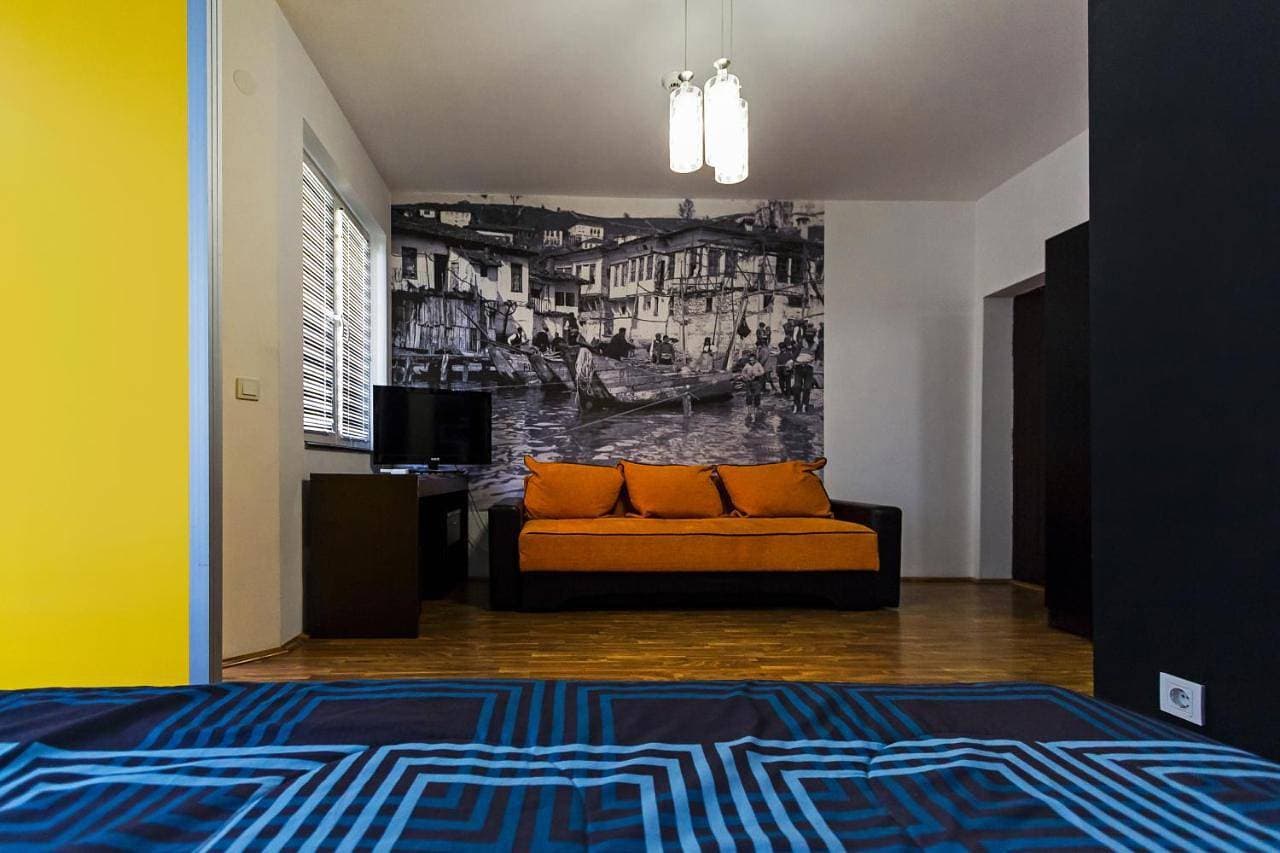 DJ Apartments Plus 1