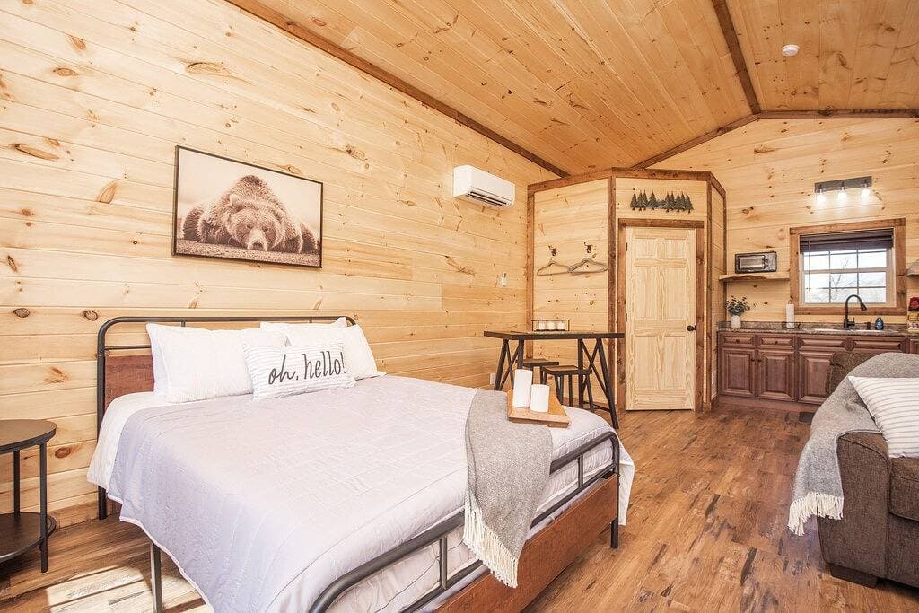 Foto 8 von 35: ⛰Romantic Tiny Home - Wi-Fi & Hot Tub & Fire Pit