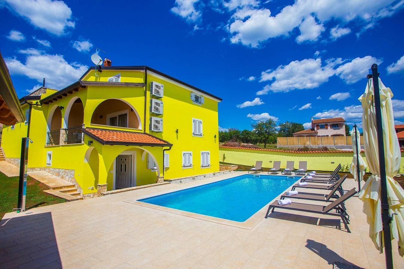 Familienvilla Gialla mit privatem Pool 1