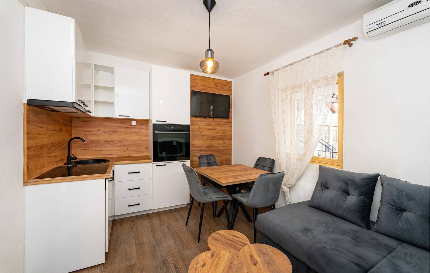 Foto 6 von 25: Gemütliche Ferienwohnung mit Terrasse in der Nähe der Küste und des Stadtzentrums in Donji Karin