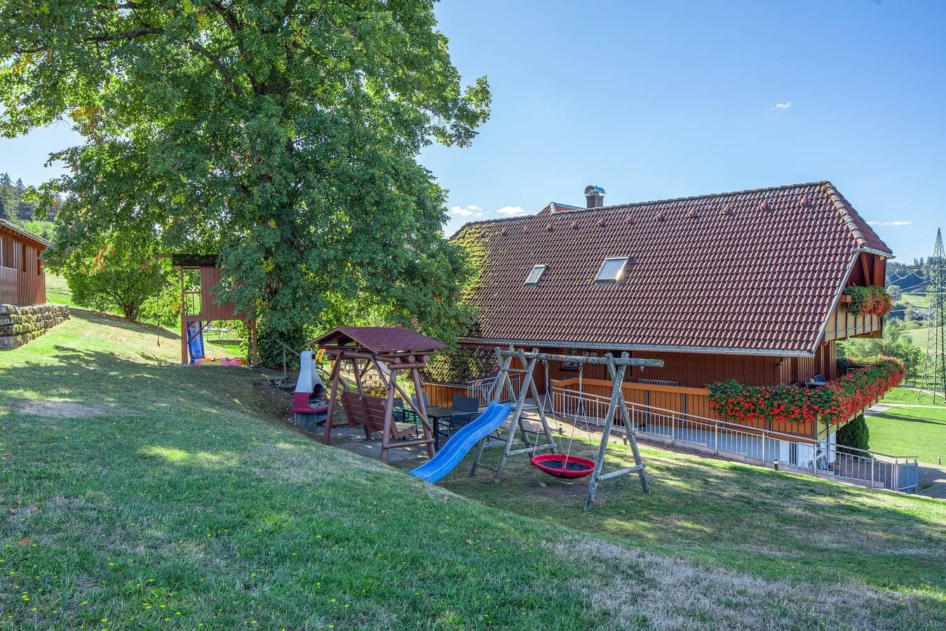 Foto 9 von 45: Apartment Waldblick auf dem Bauernhof mit Terrasse, Grillplatz, Spielplatz und Blick ins Grüne