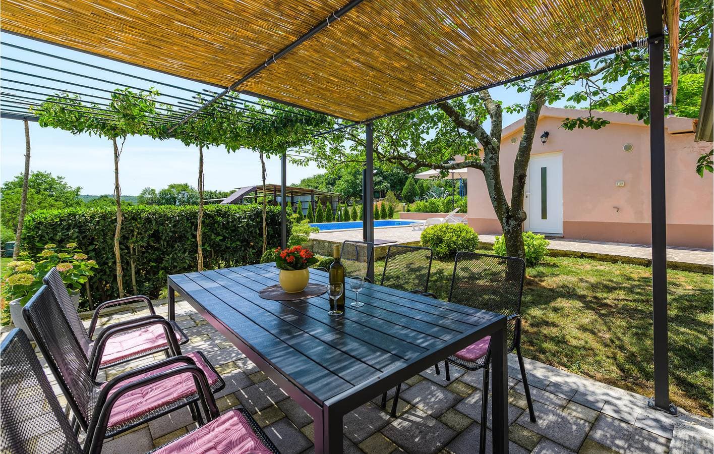 Foto 4 von 37: Reizendes Apartment mit einem Schlafzimmer, Pool, Parkplatz und Terrasse in der Nähe des Flusses Raša