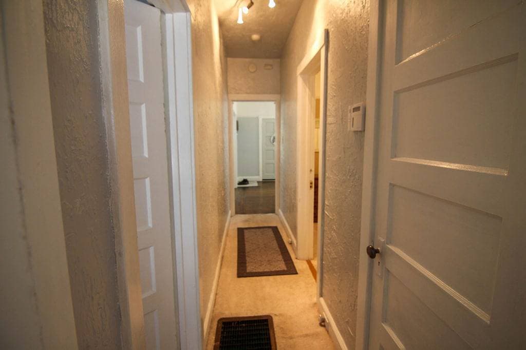 Foto 10 von 53: Charming Two Room Bungalow with Patio and Backyard Near Downtown
