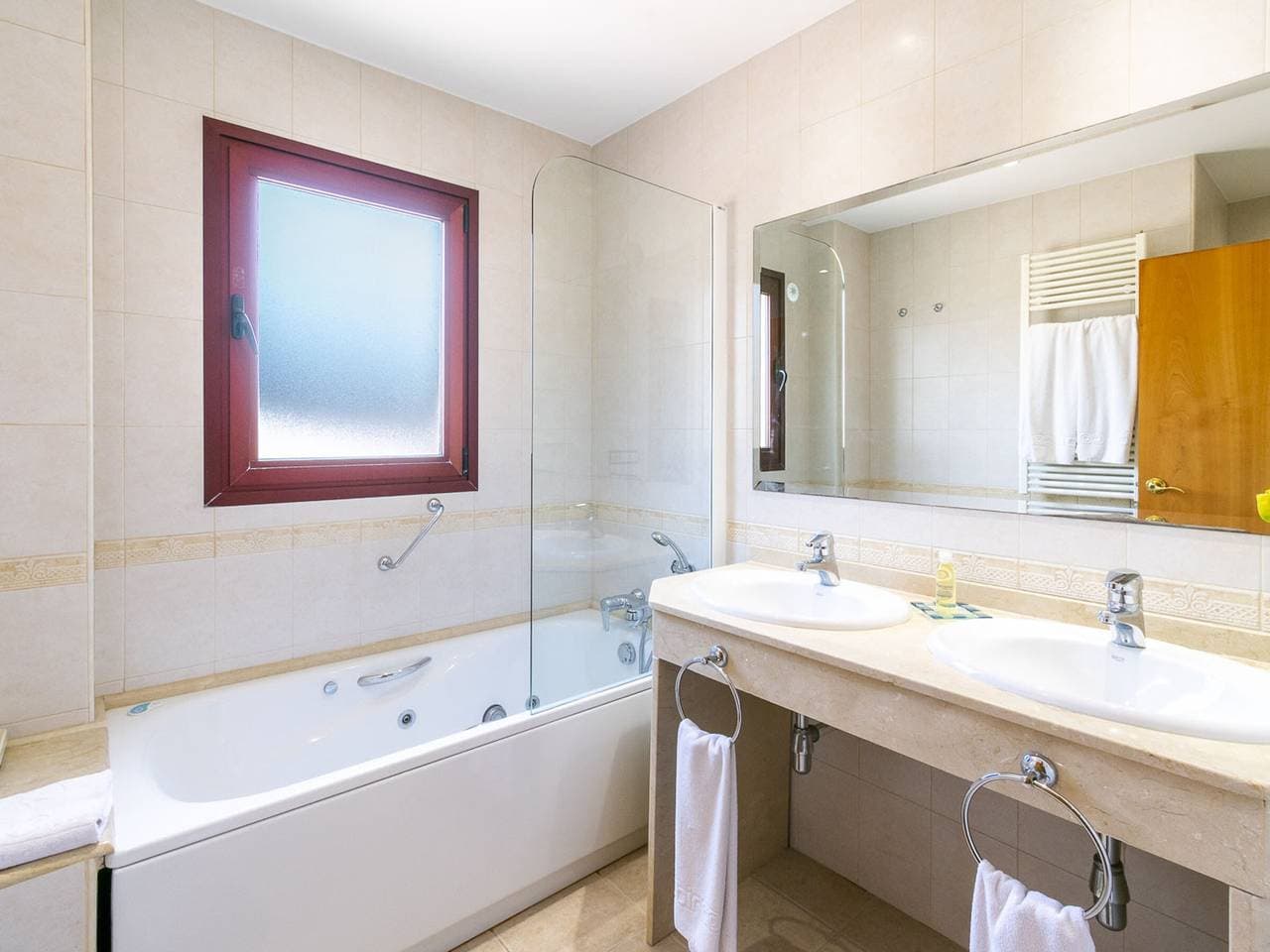 Foto 10 von 34: Moderne Wohnung in Albir mit Blick auf den Pool