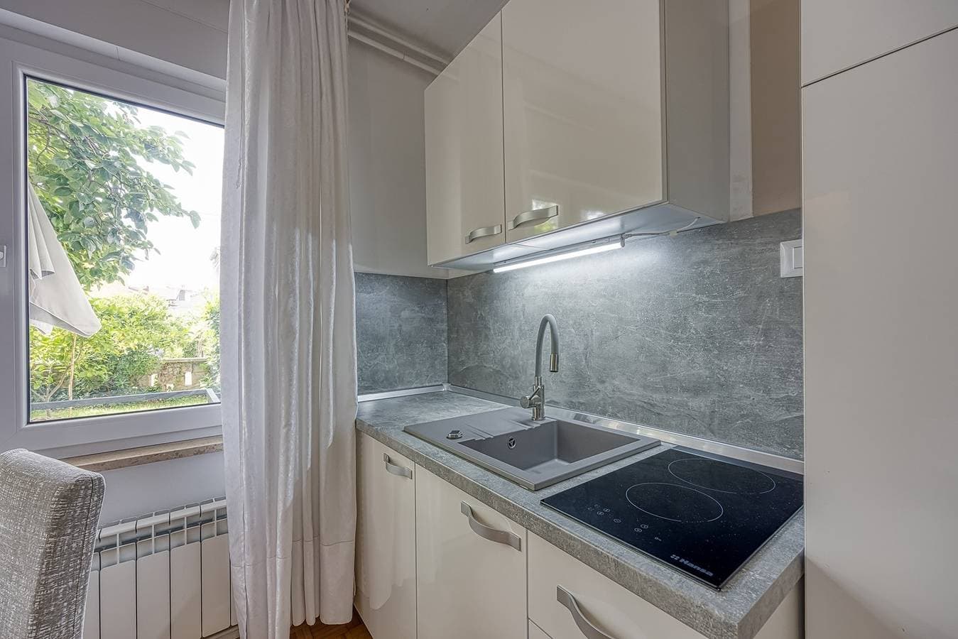 Foto 11 von 25: Einfach eingerichtetes Studio-Apartment Karlo in der Nähe eines schönen Strandes und des Stadtzentrums