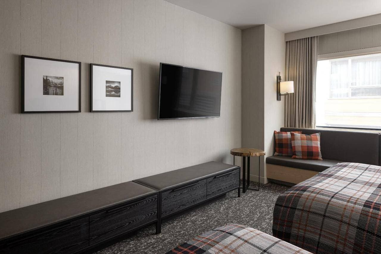 Foto 9 von 13: Junior Studio, 2 Queen beds, Street View