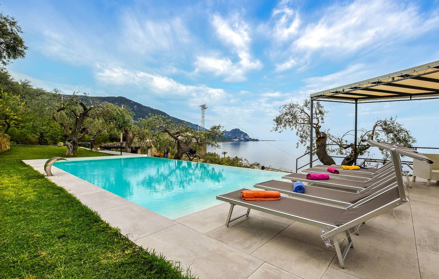 Foto 2 von 35: Apartment mit Meerblick, Pool, WLAN und Terrasse – nur wenige Schritte vom Strand entfernt