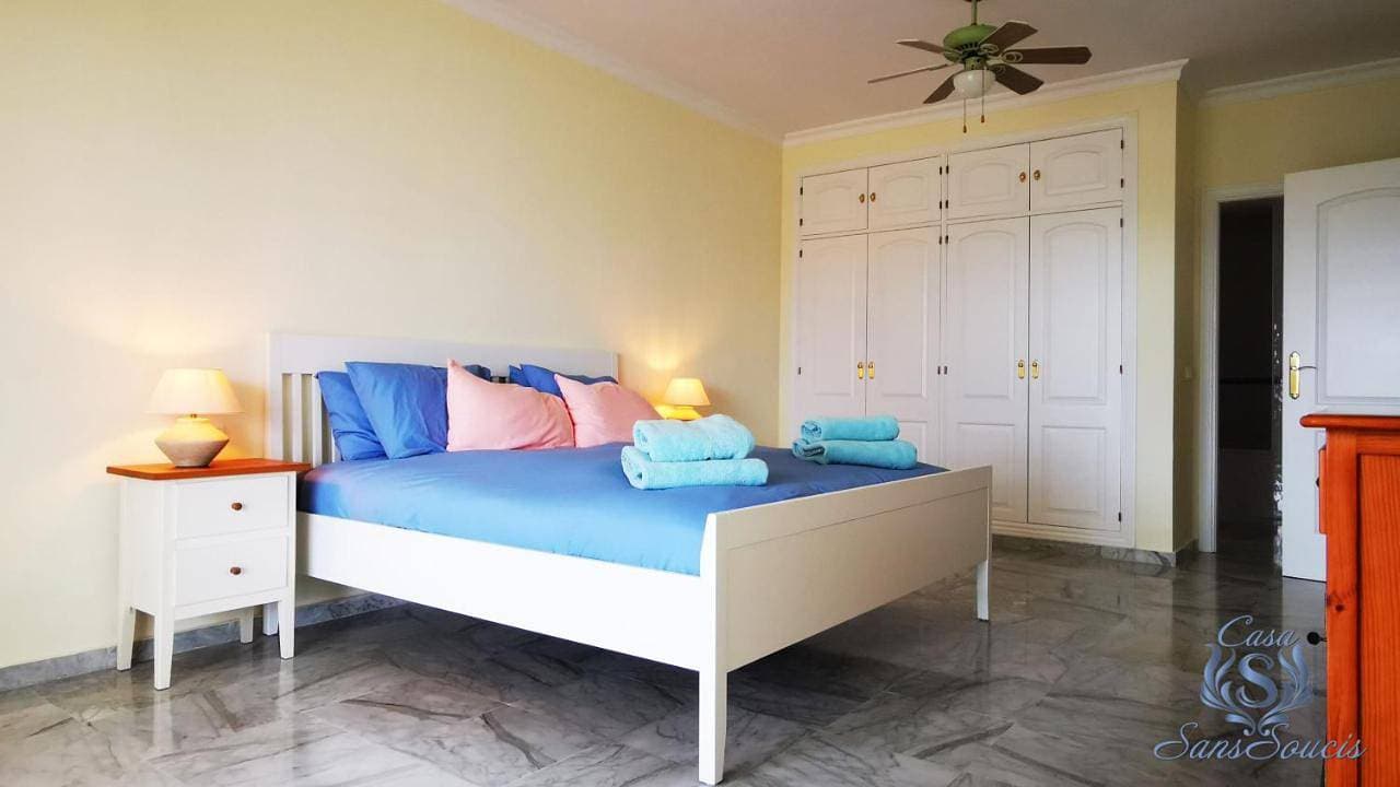 Foto 12 von 52: Three-Bedroom Apartment with Mountain View