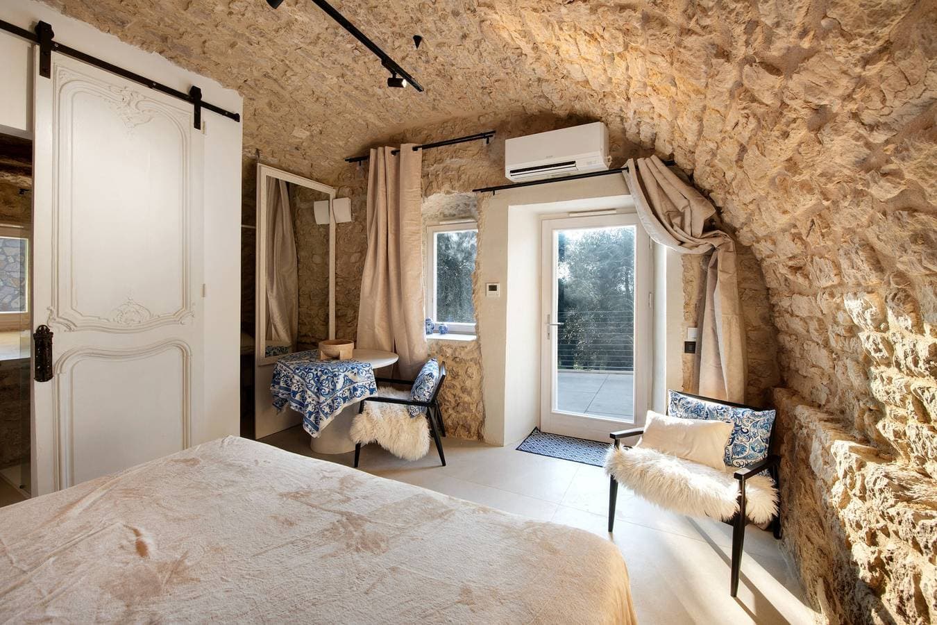 Foto 6 von 21: Suite Schlafzimmer (21 m2) mit gemeinsamer Terrasse, Sauna und Blick auf den Olivengarten