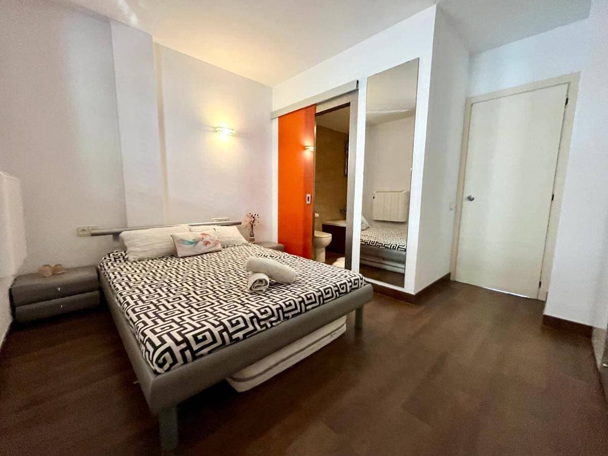 Lovely Ensuite Double Room in Shared Apartment in the Centre of Santa Eularia - close to the Beach, Shops, Bars and Restaurants 1