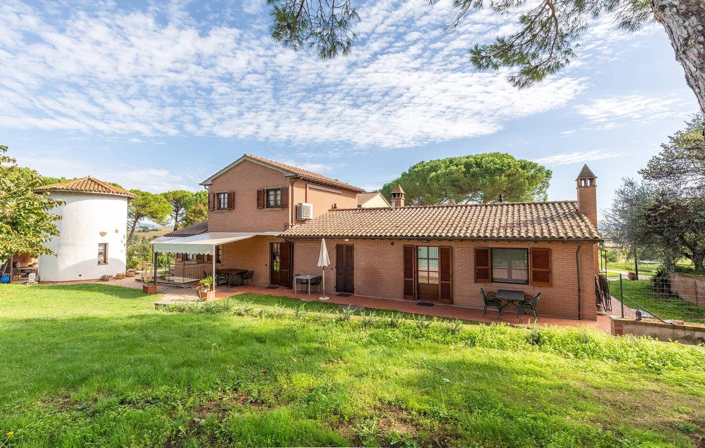 Foto 4 von 34: Moderne Ferienwohnung mit Garage, Pool und Garten