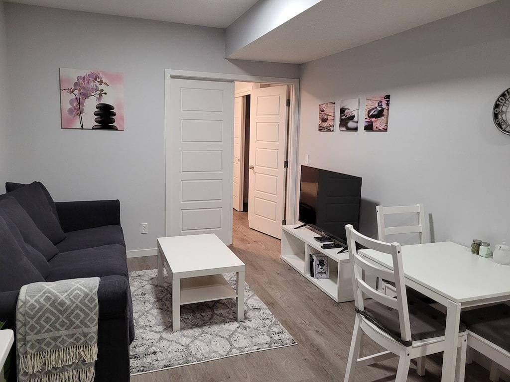 Foto 4 von 19: Affordable Luxury – 2-Bedroom Suite in Wolf Willow, Calgary!