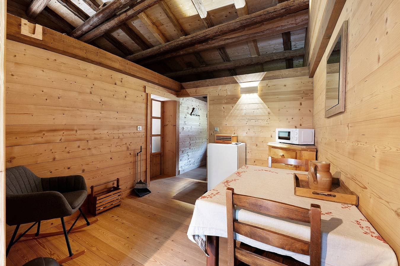 Foto 12 von 24: Gästezimmer im Chalet mit Bergblick, privater Terrasse und Garten