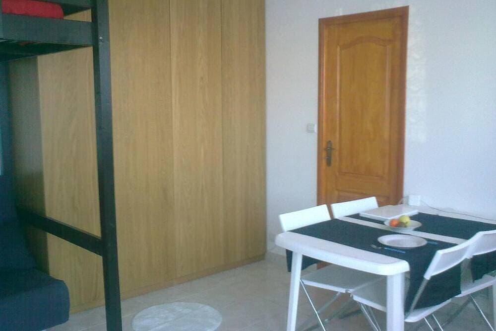 Foto 9 von 21: Klimatisiertes Studio. Blick auf Palmen, in der Nähe von großen kostenlosen Parkplätzen und Stränden